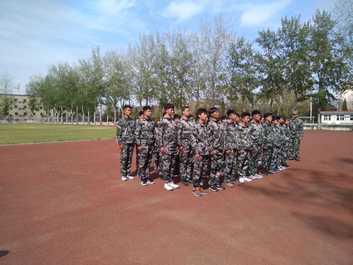 2018年4月11日我公司為學(xué)校春季新生進(jìn)行軍訓