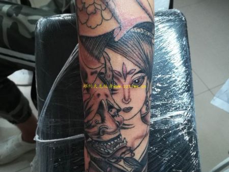 小臂纹身，艺伎纹身