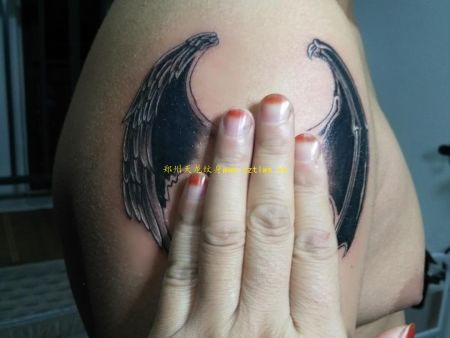郑州纹身：翅膀纹身