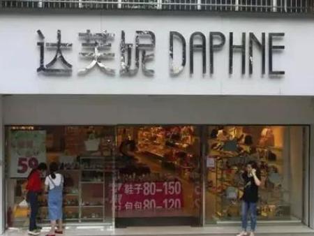 也许是下月最难入手的球鞋！北卡 OFF-WHITE x AJ1 上脚效果如何？