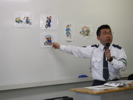 警察进校讲交通安全