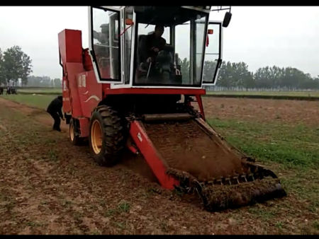 自走式藥材收獲機正面工作