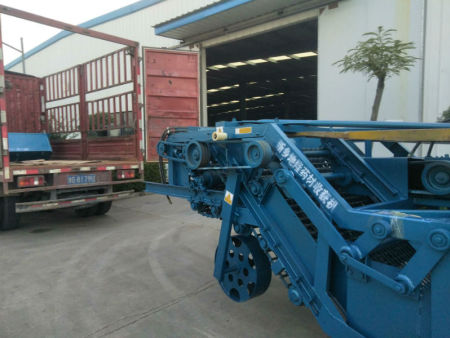 藥材收獲機側面