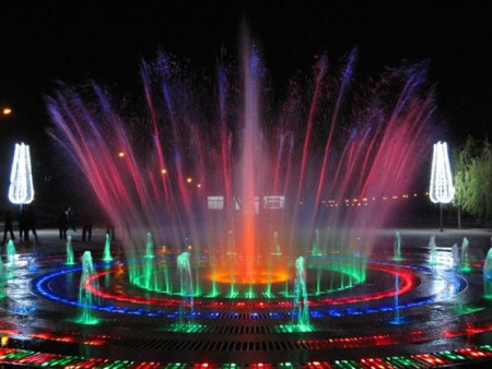 除了中国以外，绝大多数喷泉都是使用纯白光为水柱照明