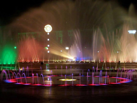 喷泉最早出现于欧洲的宫廷，继而出现在一些著名的广场上