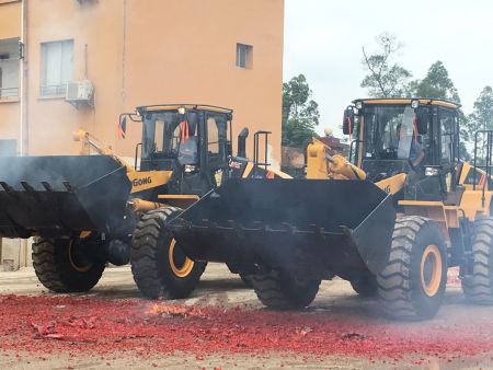 2018年5月30日新添两台全新铲车