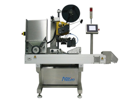 Horizontal round bottle labeling machine
