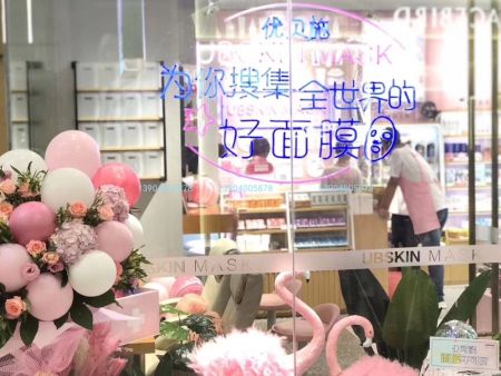 沈阳展柜厂家设计童装展示柜可以融入卡通元素