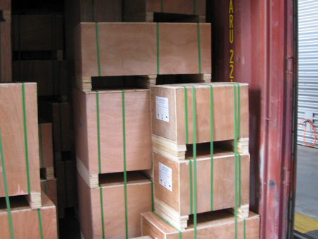 壓花玻璃發(fā)貨現(xiàn)場