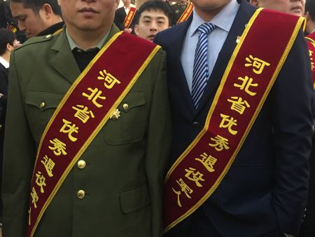 李延亮与优秀退役军人王超峰合影