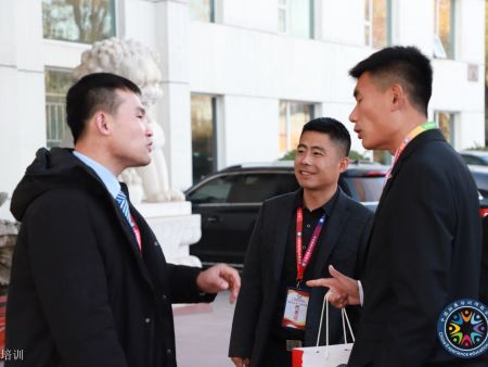 与几位拓展师们在交流