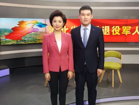 与河北省电视台主持人王颖合影