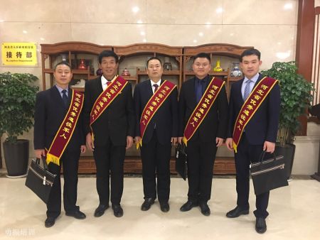 李延亮与部分优秀退役军人合影