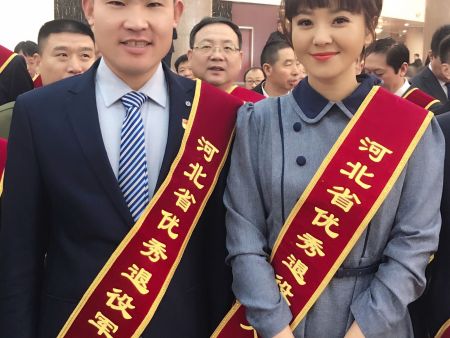 李延亮与著名主持人方琼合影