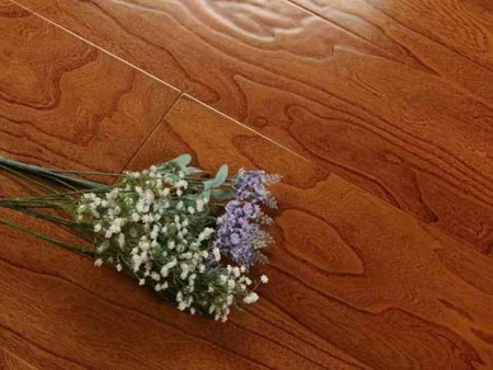 林卡尔地板教大家如何选择实木地板，选购实木地板时的小技巧