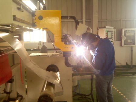 华正电气车间作业