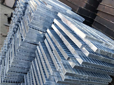 沈陽鋼格板廠家帶您了解一下不同材質的鋼格柵板性能也不同