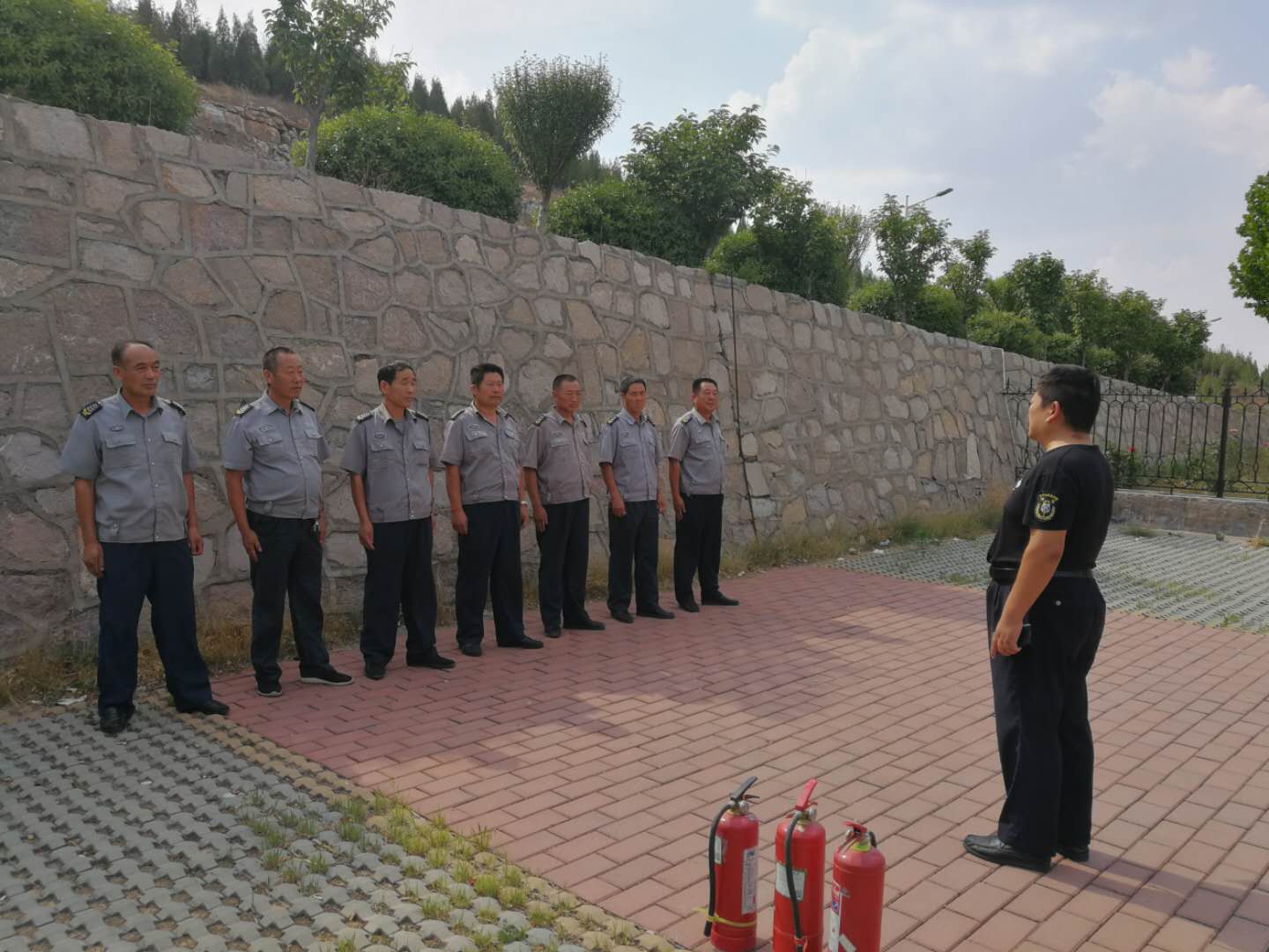 公司開(kāi)展派駐保安隊員消防安全輪訓工作，得到服務(wù)單位高度評價(jià)！