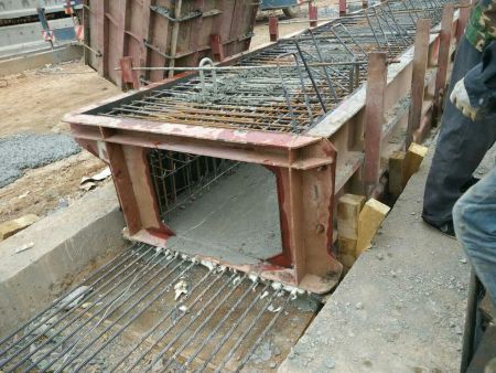 先张空心板外模