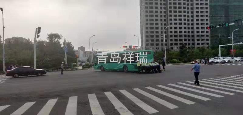為青島祥瑞安保人員點贊，手推公交車防止造成道路擁堵