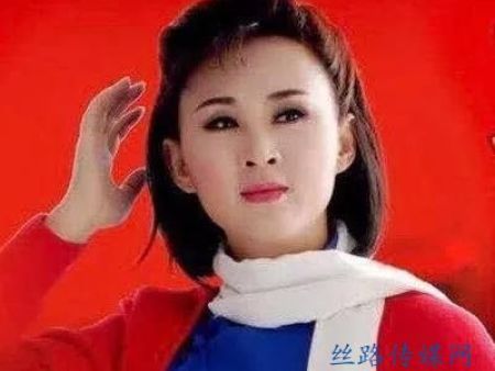 女高音歌唱家高咏梅演唱《红梅赞》，高亢清脆的歌声让人陶醉