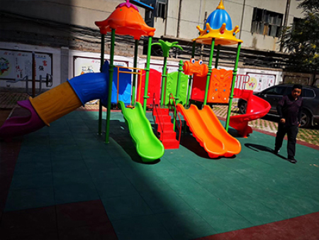 兰州大地嘉花物业管理有限公司儿童滑梯1