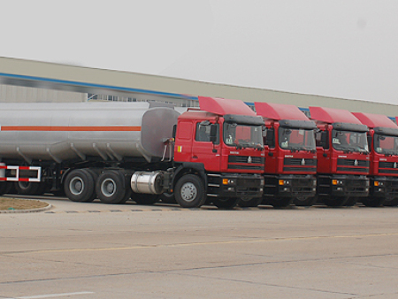 油罐车大批订单准备出发