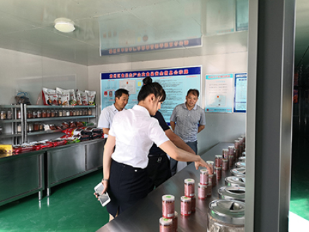 工信委领导视察工作