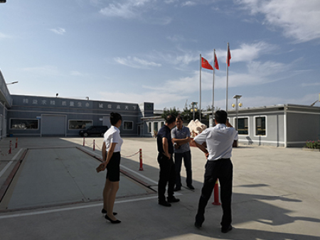 工信委领导视察工作