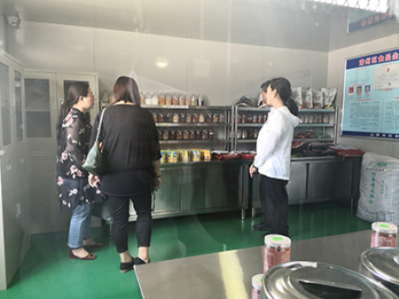 妇联主任参观调研