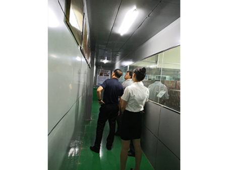 工信委领导视察工作