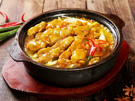 小鸡小鱼石锅煲是一道色香味俱佳的美食