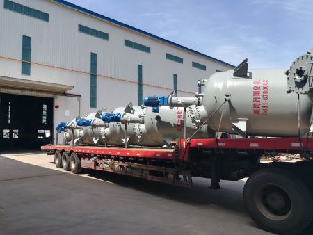 操作加氢反应釜时，如何确保温度的稳定控制?