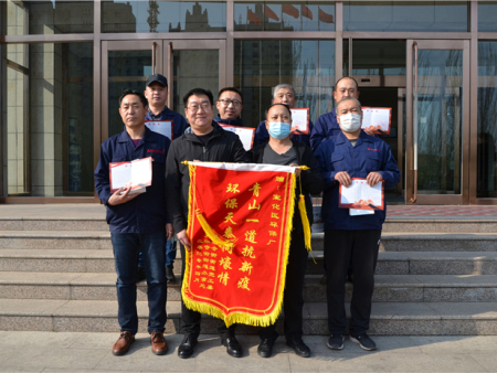 4月17日宣化區天泰寺街辦事處兩名工作人員帶著錦旗和表彰證書來公司慰問