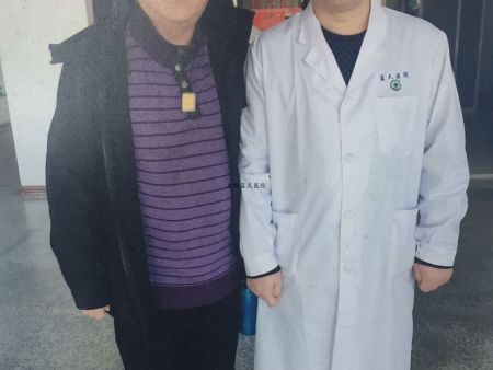 痛风患者庞先生 出院合影