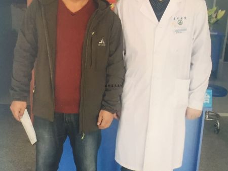 痛风患者秦先生 出院合影