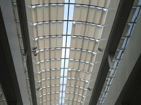 热烈祝贺上海光羞遮阳制品有限公司签约嘉兴某商场电动天棚帘项目