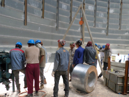 技术员在国外指导施工