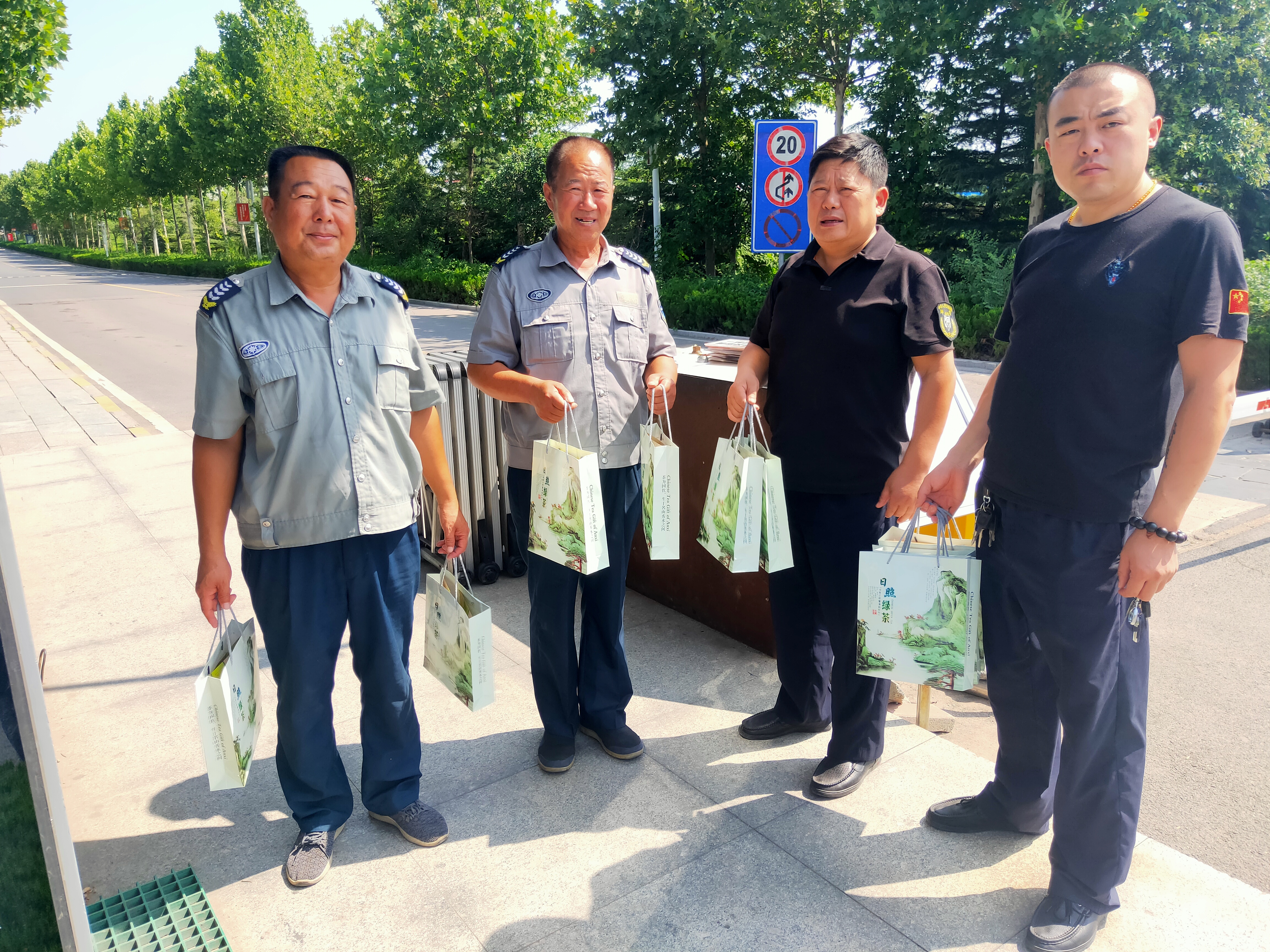 坤安保安，心系員工，走訪(fǎng)崗點(diǎn)，發(fā)放高溫福利