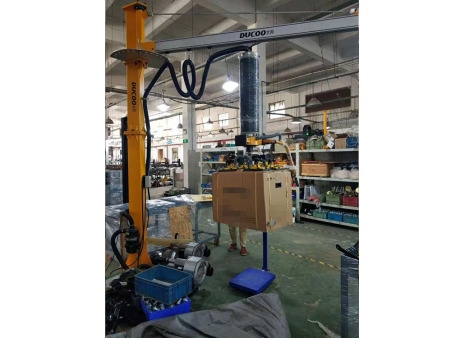 Carton stacking manipulator