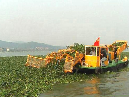 割草船