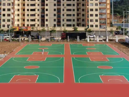 不同材质的篮球场适用于不同的场所
