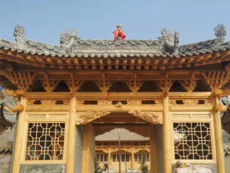 甘肃四合院庭院维修,在这样的设计理念下，兰州古建筑四合院的建筑风格与中国传统的韵味融为一体，充满了现代感。该四合院建筑内部采用了中式风格的木结构，采用大面积石材和木质地板。