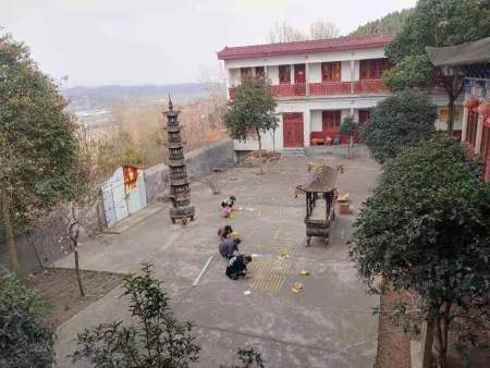 燃起佛前灯 灭除心头火  愿以大智慧 照破众无明