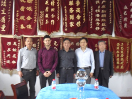 公司領(lǐng)導與英國客商恰談業(yè)務(wù)后留影