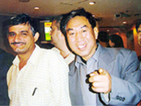 領(lǐng)導與工程技術(shù)人員參觀(guān)考察世界著(zhù)名玻璃生產(chǎn)公司--德國默克公司