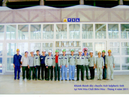 越南基礎化工公司硫酸工程完工后，中越雙方技術(shù)人員合影留念