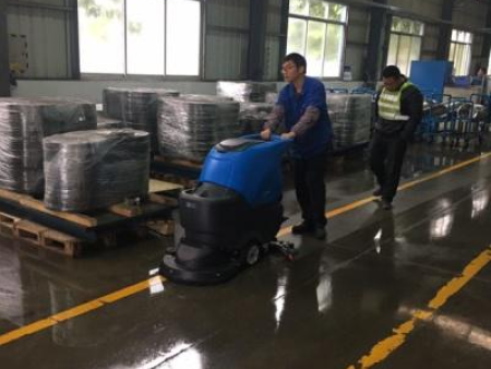 仓库洗地机清洁设备的代表！了解更多的洗地机、扫地机来山东成钰