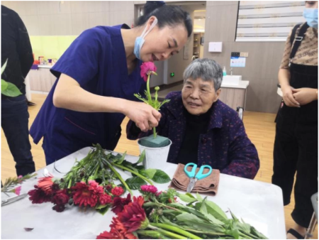 惠州承康养护院为我们的老人们上插花课