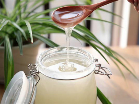 呼童采槐花，落英滿空庭